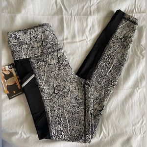 AVIA - Black/White, Patterned Brushed Legging. Fleece-Lined. Size XS. NWT.